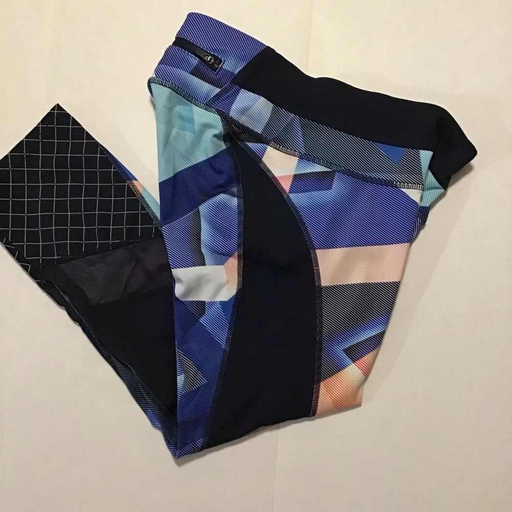 Athleta‎ Electric Geo Sonar Women’s Capri Leggings Multicolor